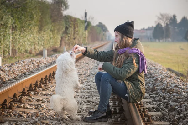 Menina adolescente com seu cão — Fotografia de Stock