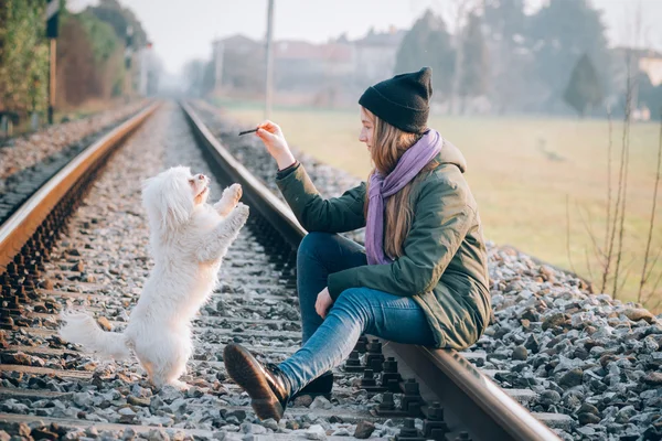 Menina adolescente com seu cão — Fotografia de Stock