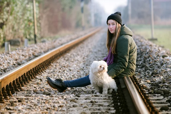 Adolescente avec son chien — Photo