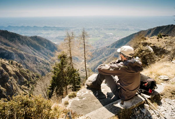 Mountaineer relaxing on top of hill — Stock Photo, Image