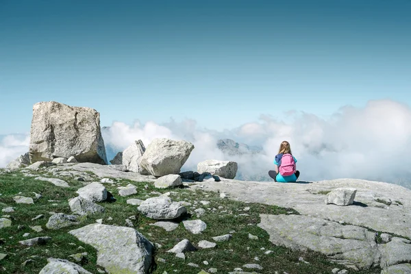 Chica sentada en la montaña — Foto de Stock