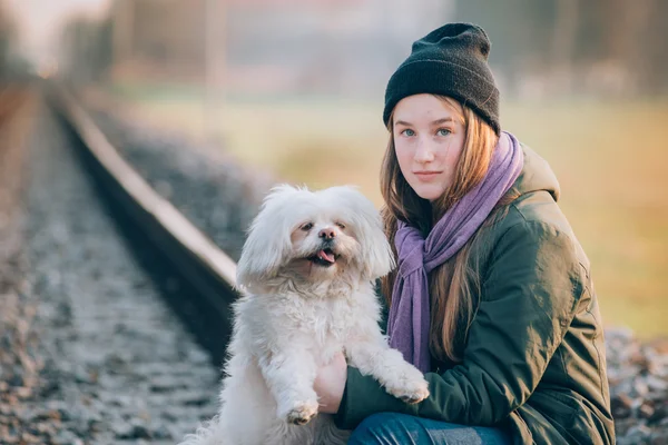 十几岁的女孩和她的狗 — 图库照片