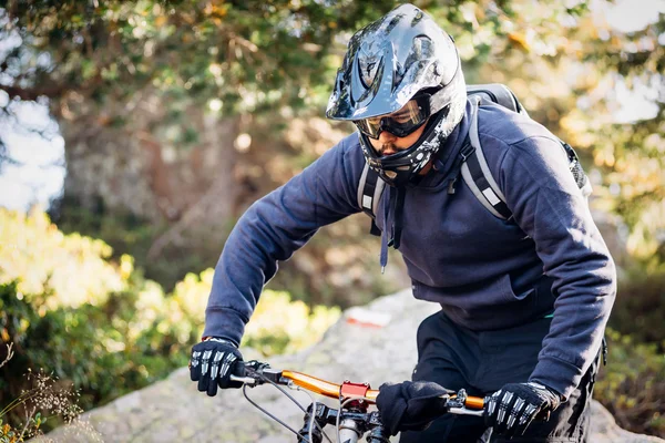 Homem praticando downhill — Fotografia de Stock