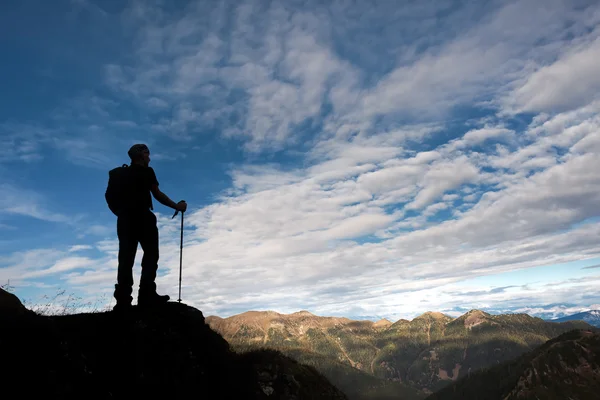 Silhouette of man in mountains — Stock Photo, Image