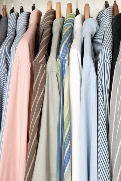 Чоловічі сорочки в гардеробі — стокове фото