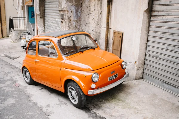 Velho carro de fiat — Fotografia de Stock