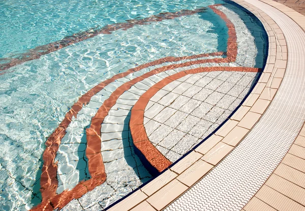 Coloridos azulejos en la piscina — Foto de Stock