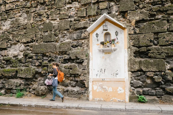 Mujer camina delante de Icono —  Fotos de Stock