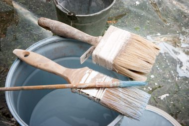 Fırçalar ve boya kutular