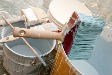 Fırçalar ve boya kutular