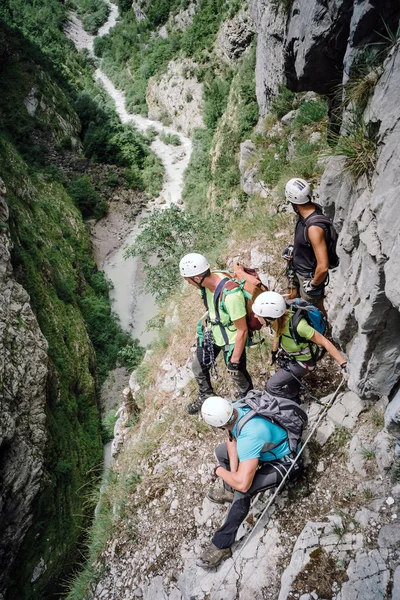 Escaladores en acantilado rocoso —  Fotos de Stock