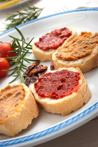 Bruschetta fatta in casa sul piatto — Foto Stock