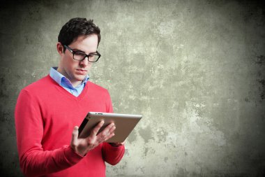 Tablet kullanan adam 