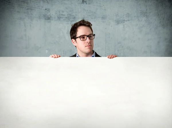 Homem segurando cartaz — Fotografia de Stock