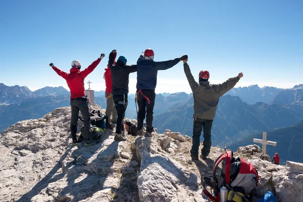 Grupp av klättrare på toppen — Stockfoto