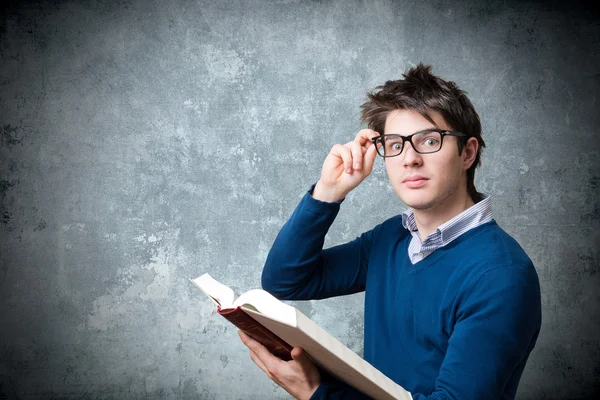 Ung student med bok — Stockfoto