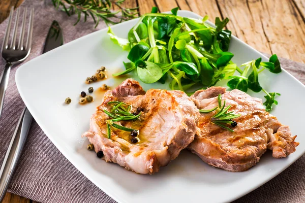 Filet grillé avec salade — Photo