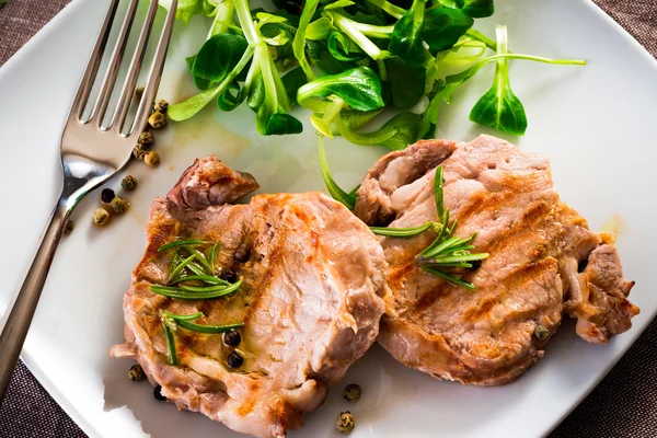 Filet grillé avec salade — Photo