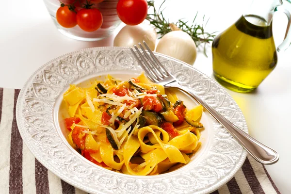 Tagliatelle con zucchine e pomodori — Foto Stock