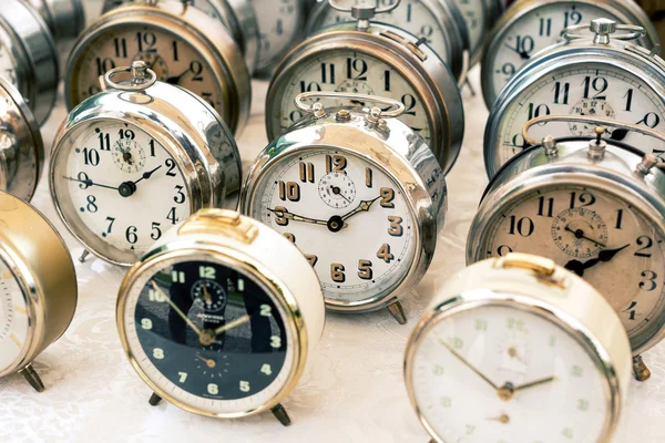 Relojes viejos en el mercado de pulgas — Foto de Stock