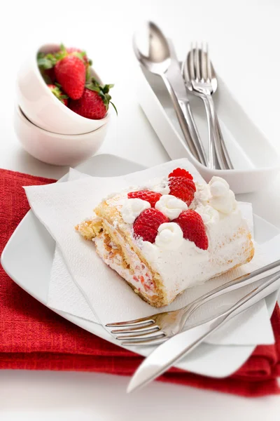 Rollo de pastel de esponja con bayas — Foto de Stock