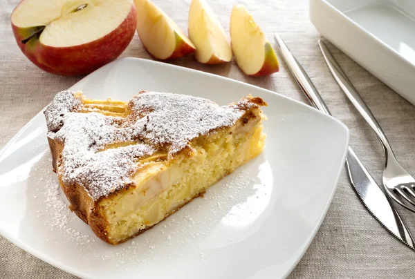 Rebanada de pastel de manzana — Foto de Stock