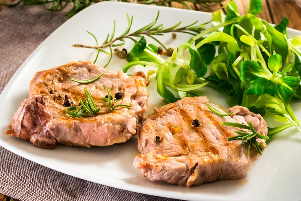 Filé grelhado com salada — Fotografia de Stock