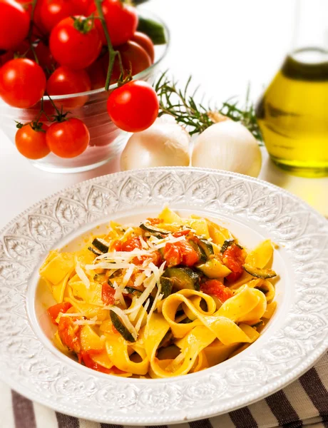 Tagliatelle con zucchine e pomodori — Foto Stock