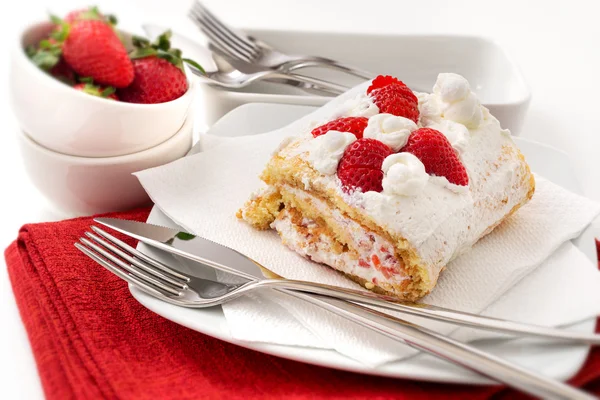 Rollo de pastel de esponja con bayas — Foto de Stock