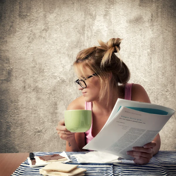 Femme prenant le petit déjeuner — Photo