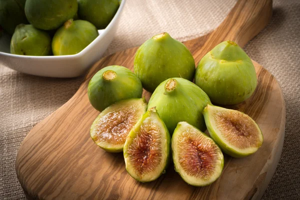 Raw figs on cutting board — Stock Photo, Image