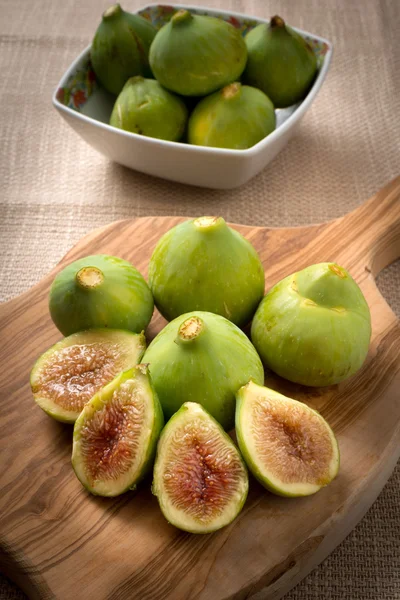 Raw figs on cutting board — Stock Photo, Image