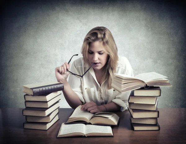 Student lezen van boeken — Stockfoto