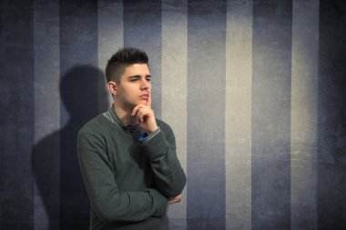 Genç adam düşünüyor.