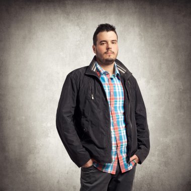 Genç kayıtsızca giyinmiş adam