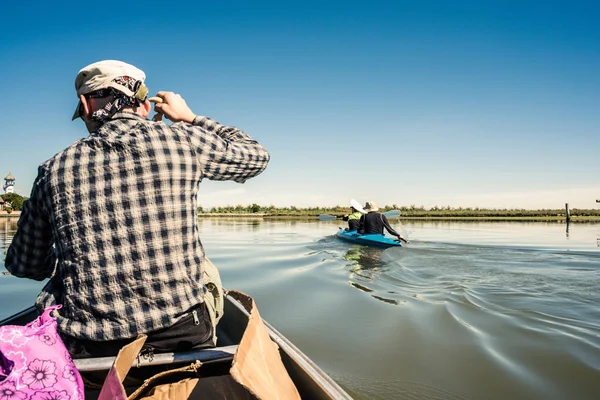 Kayakers navigare nella laguna — Foto Stock