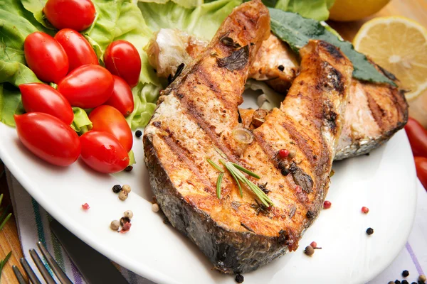 Salmone alla griglia con verdure — Foto Stock