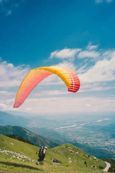 Parapente em montanhas cênicas — Fotografia de Stock