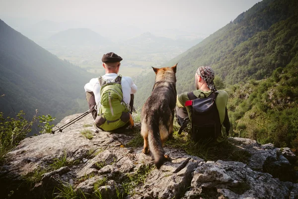 Vänner med deras hund — Stockfoto