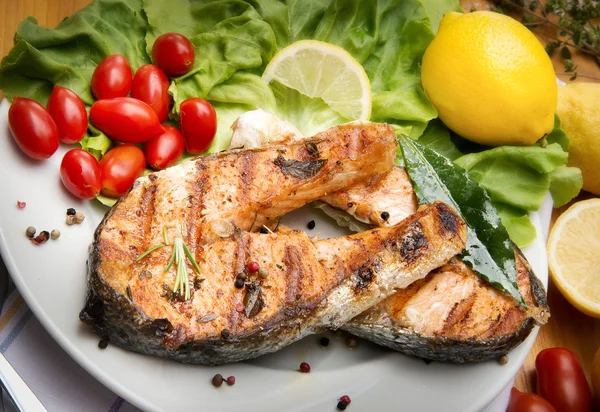 Salmón a la parrilla con verduras —  Fotos de Stock