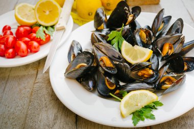 Pişmiş ve hizmet midye