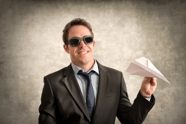 Молодой бизнесмен с бумажным самолетом — стоковое фото