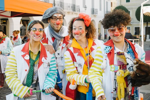 Personer utklädda till clowner — Stockfoto