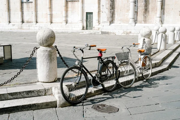길에서 자전거 두 대 — 스톡 사진