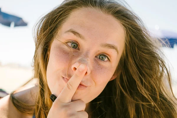 Sorridente giovanissima ragazza — Foto Stock