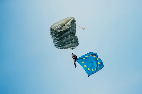 Fallschirmspringer schwebt in der Luft — Stockfoto