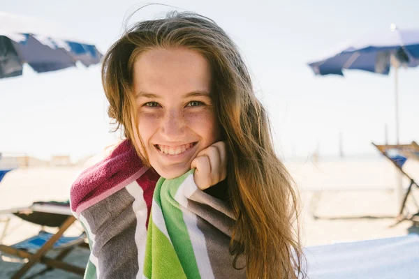 Lächelndes Teenager-Mädchen — Stockfoto