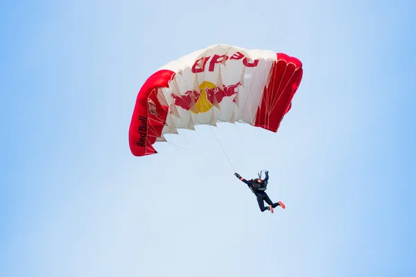 Parachutist zweeft in de lucht — Stockfoto