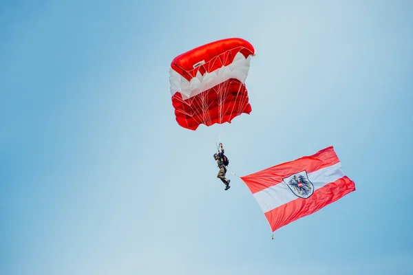 Parachutist hovers in air — Stock Photo, Image