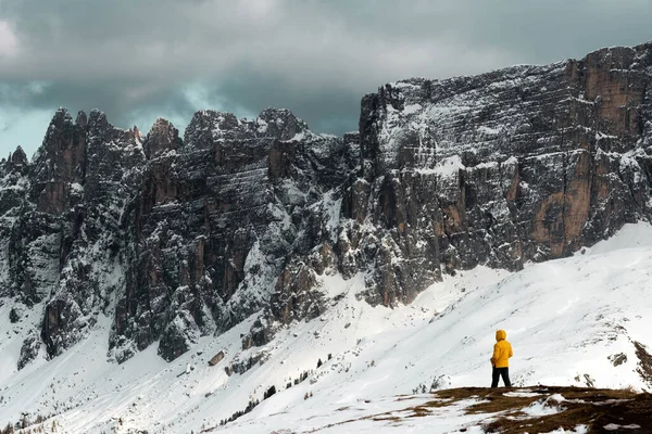 Man Yellow Vest Admiring Panorama Snowy Mountains Ampezzo Dolomites — Stock Photo, Image